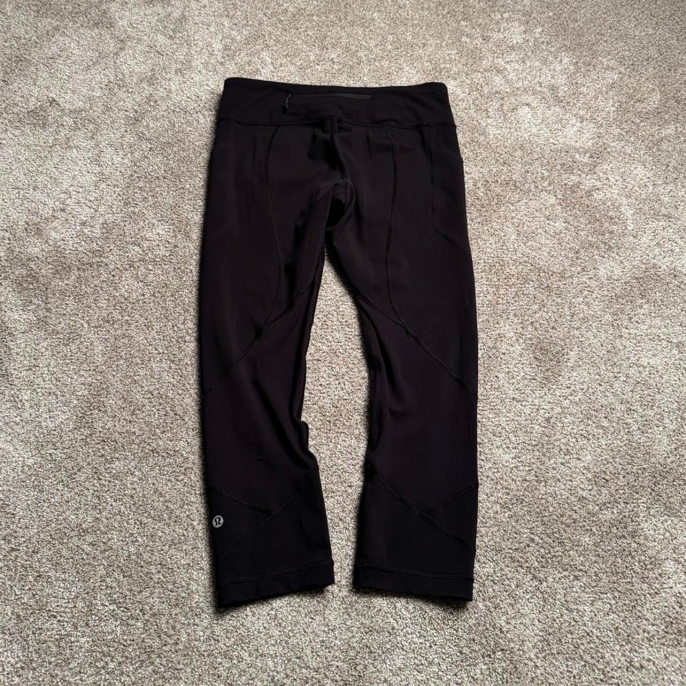BLACK LULULEMON CAPRI CARGO POCKET LEGGINGS